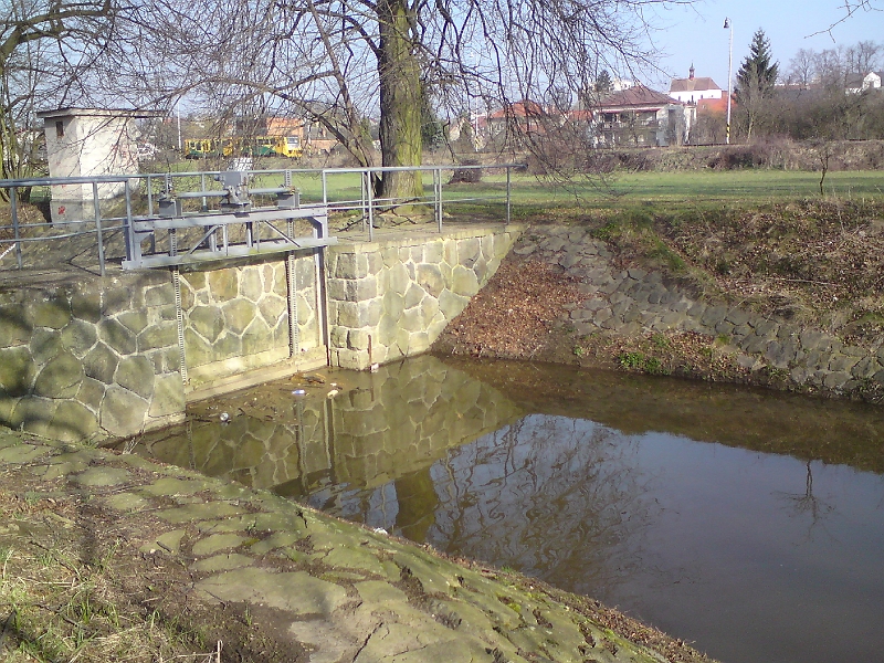 Alba-Castolovice-09.jpg - První stavidlo na Albě, regionální železniční souprava v pozadí vyjíždí z nádraží v Častolovicích