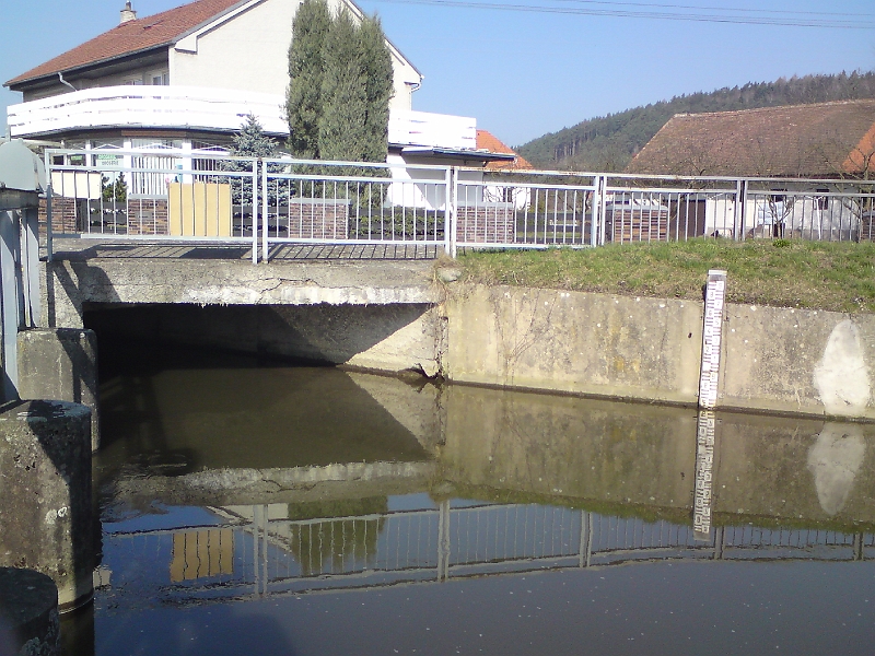 Alba-Cestice-16.jpg - Pohled ze společného stavidla v Česticích na pokračování Alby