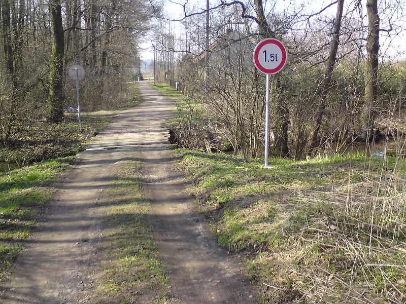 Alba-Lipa-nad-Orlici-09.jpg - Kdepák, co kdyby nějakého těžkého obyvatele napadlo jít právě tudy do Lípy nad Orlicí, to přece jde zakázat