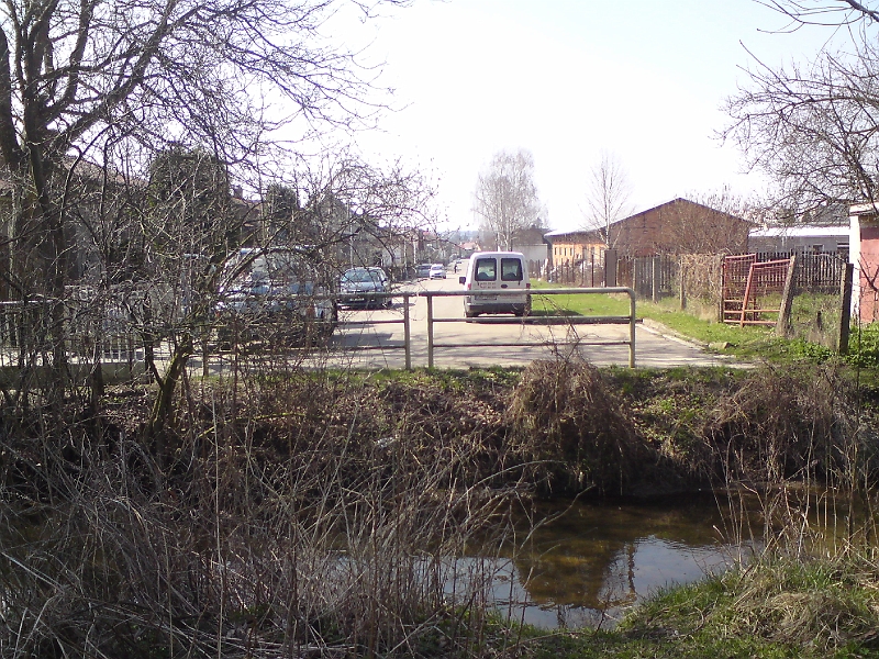 Alba-Tyniste-nad-Orlici-25.jpg - Zamysleme se nad tímto pohledem, náhle končící širší silnice ulice Čelakovského (2009) svědčí o megalomanském úmyslu v dobách minulých, k jehož uskutečnění již čas nenazrál